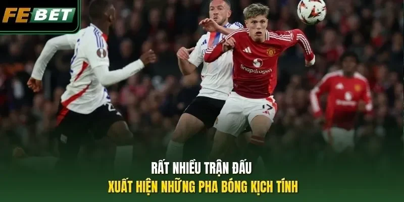 Rất nhiều trận đấu xuất hiện những pha bóng kịch tính